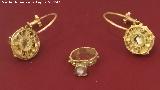 Necrópolis visigoda del Cerro Salido. Pendientes y anillo de oro. Siglo VII. Museo Provincial de Jaén